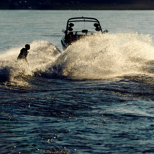 Activité nautique en bateau, le Wake board.